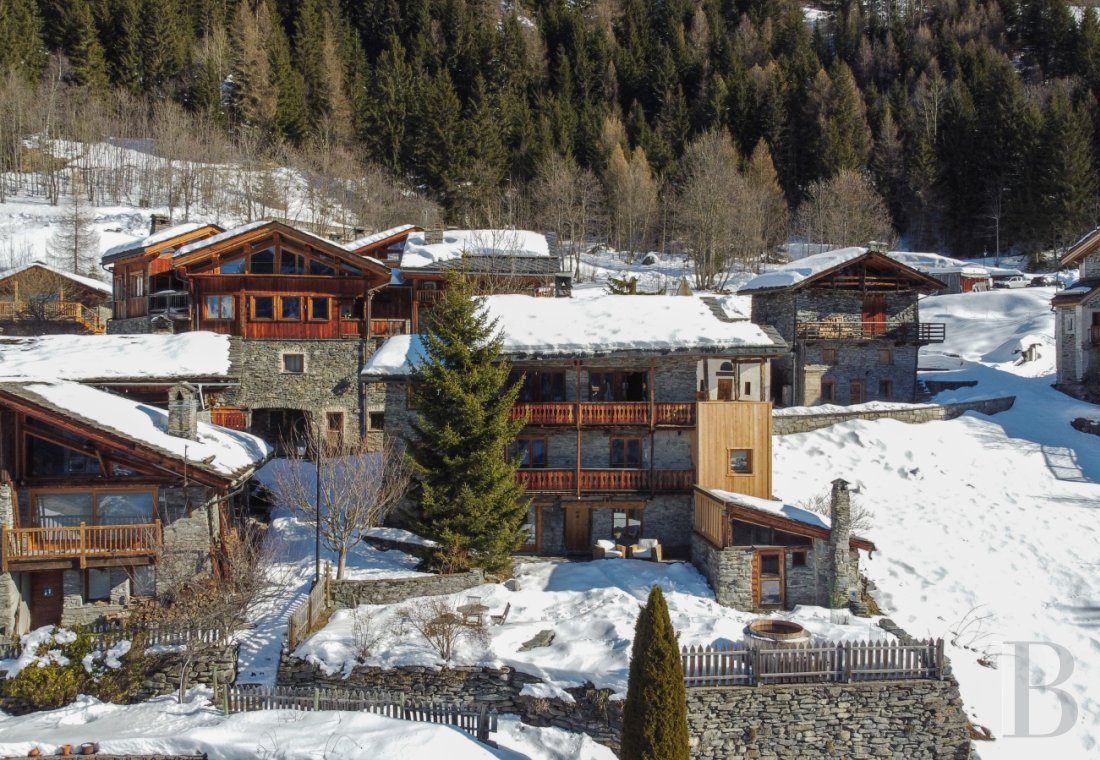 En Savoie, dans un hameau de la vallée de la Tarentaise, un grand chalet traditionnel rénové avec soin - photo  n°8